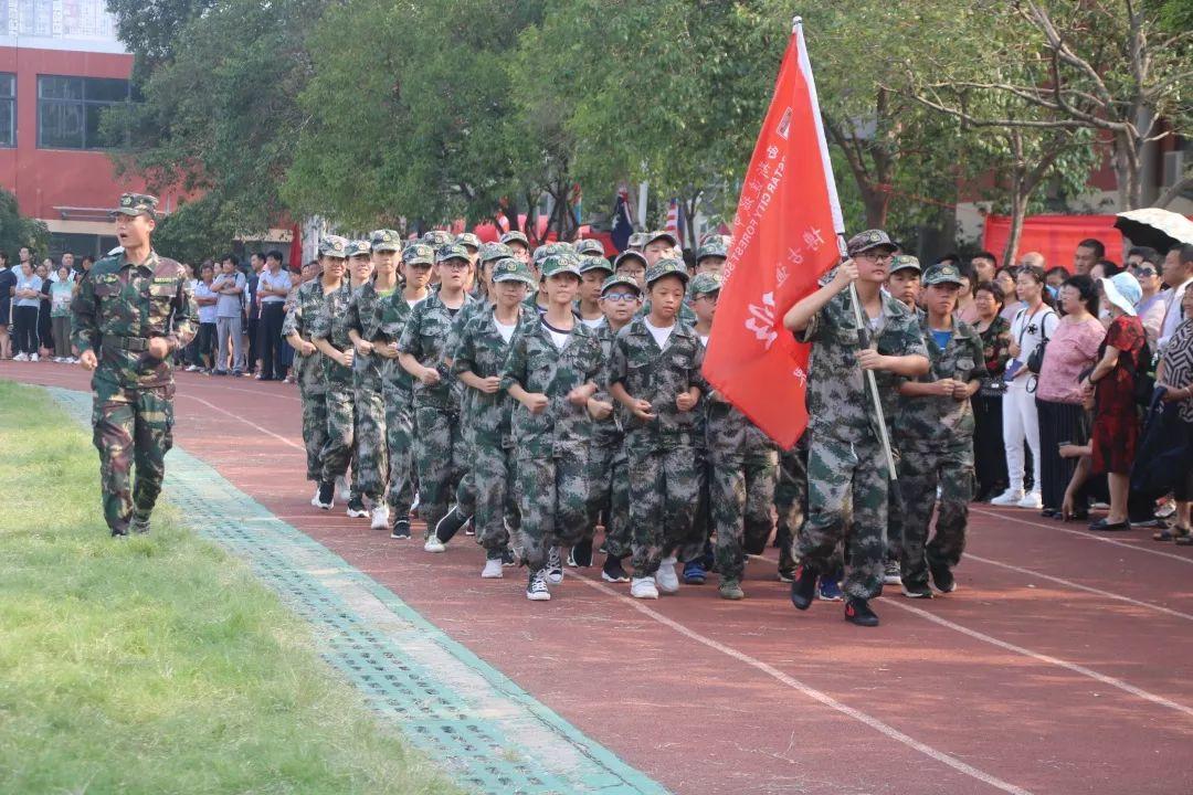 太阳集团81068网址都会森林学校盛大举行2019级新生自觉学习及军事训练闭营仪式