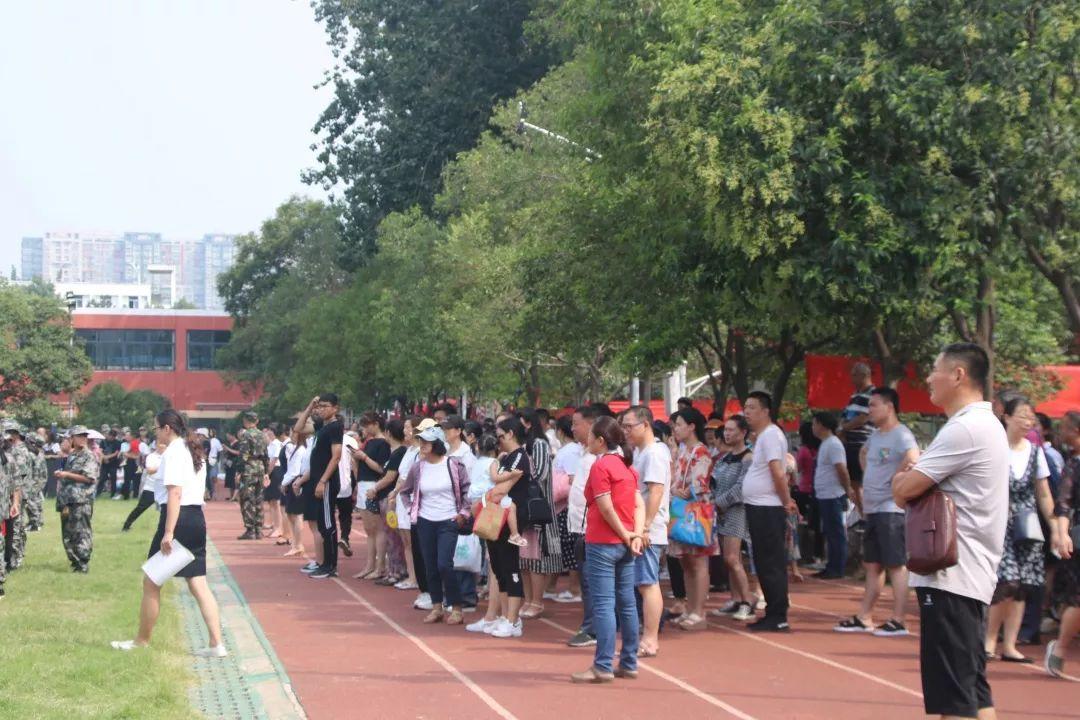 太阳集团81068网址都会森林学校盛大举行2019级新生自觉学习及军事训练闭营仪式