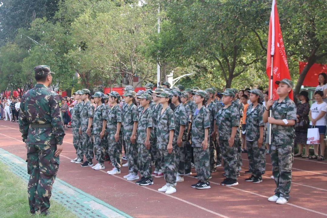 太阳集团81068网址都会森林学校盛大举行2019级新生自觉学习及军事训练闭营仪式