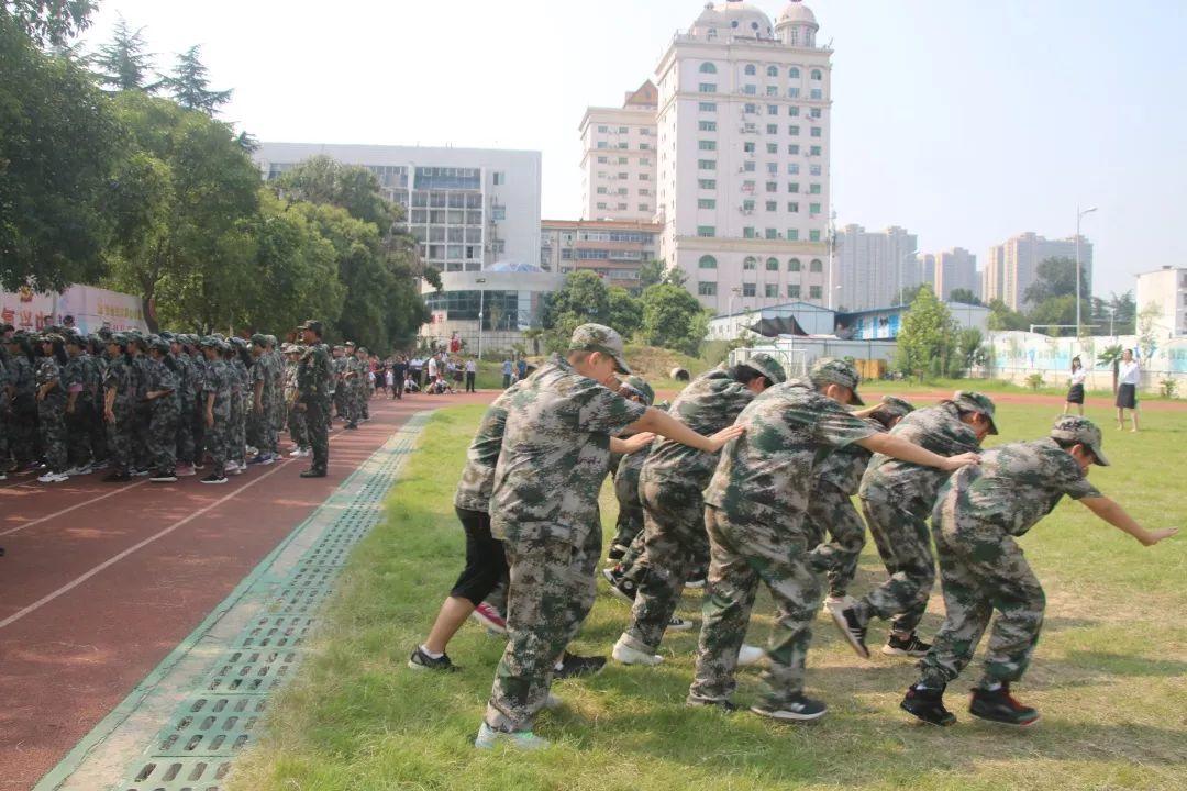 太阳集团81068网址都会森林学校盛大举行2019级新生自觉学习及军事训练闭营仪式